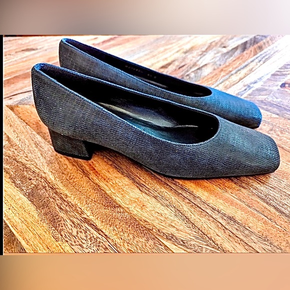 Stuart Weitzman NWOT BRAND NEW NEVER WORN Designer Shoes size 6.5